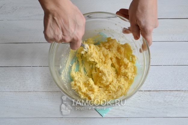 מוסיפים את החמאה עם החלמונים