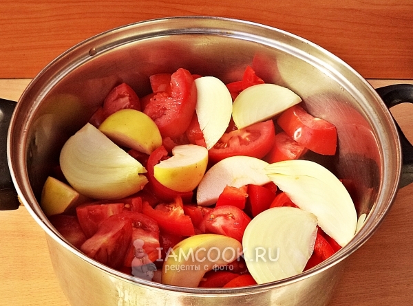 Yhdistä tomaatit, sipuli ja omenat kattilaan