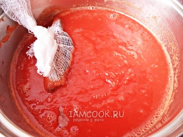 Vložte koření do gázy v rajčatovém pyré