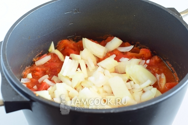 Сложете лука на домати