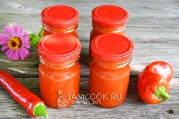 Salsa de tomate con pimienta búlgara para el invierno en casa