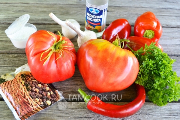 Ingredientes para ketchup con pimienta búlgara para el invierno en casa