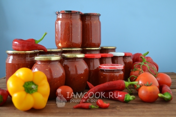 מוכן ketchup תוצרת בית מעגבניות עם עמילן לחורף