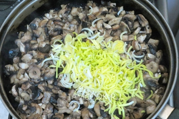 Laita sipulit ja sienet