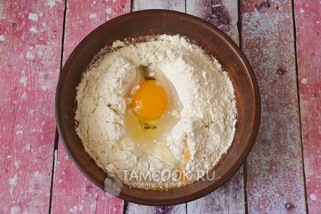 Agregue harina y huevo