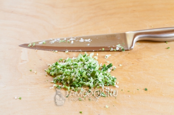 Нарежете зелен лук и кориандър