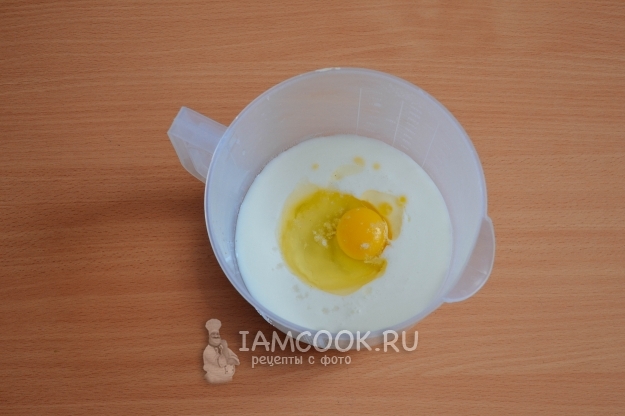 Συνδυάστε το γάλα, το βούτυρο και το αυγό