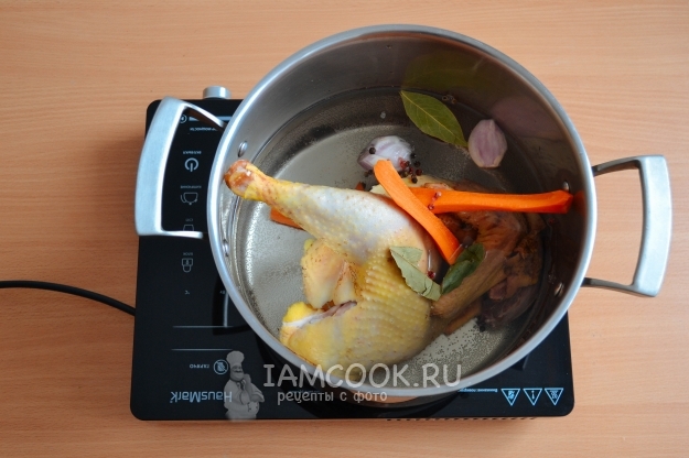 Βάλτε το κοτόπουλο, τα λαχανικά και τα μπαχαρικά στο νερό