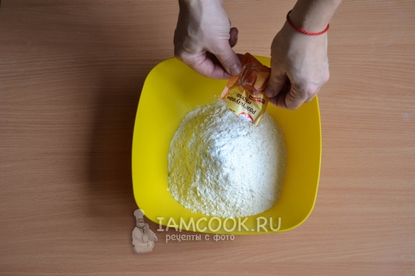 We combine flour, salt, baking powder and vanillin