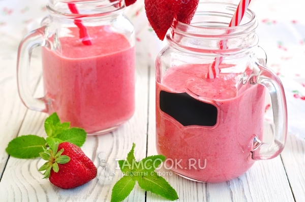 草莓冰沙与牛奶的照片