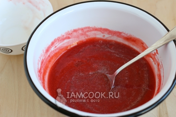 Introduce gelatin into a strawberry puree