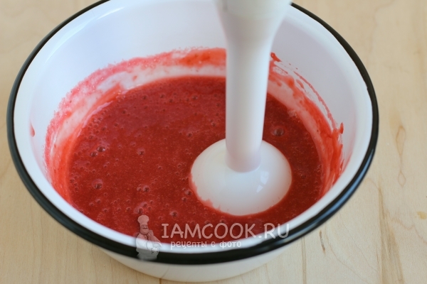 Beat up the strawberry puree with gelatin