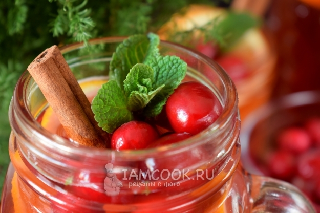 Non-alcoholic cranberry punch