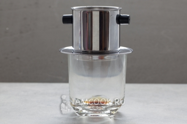 Потопете кафе във филтъра във вряща вода