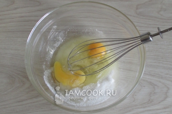 Kocok telur dengan gula