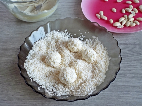 Roll the sweets in coconut chips