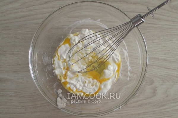 Свържете яйцата със заквасена сметана и захар