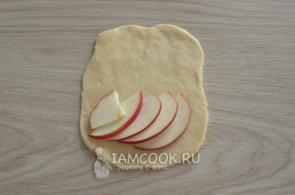 Поставете ябълките на тестото