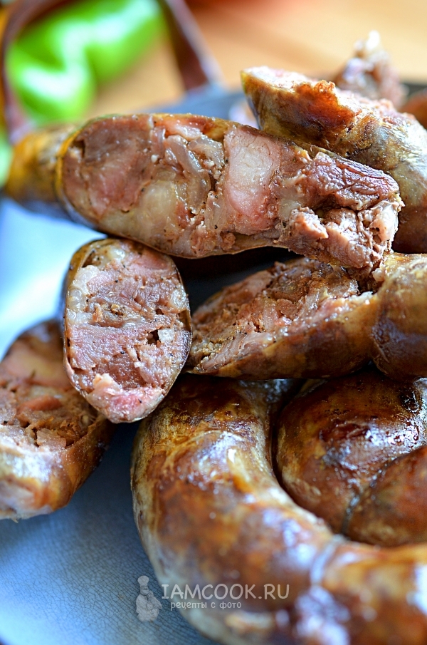 نقانق لحم الخنزير محلية الصنع جاهزة في الأمعاء