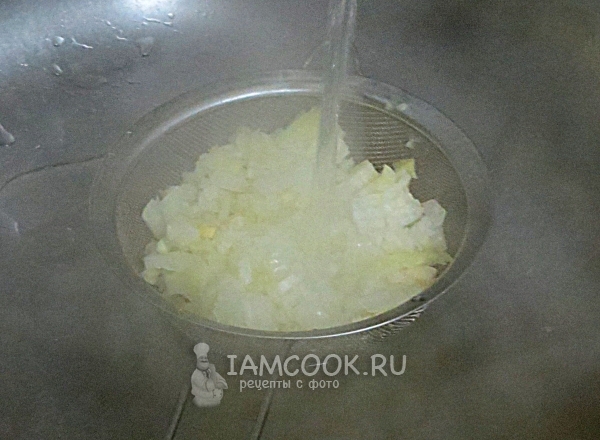 Escaldar las cebollas con agua hirviendo
