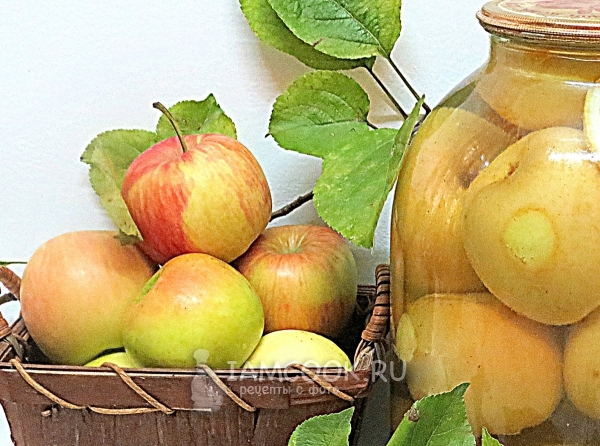 Una receta de compota de manzanas frescas enteras para el invierno