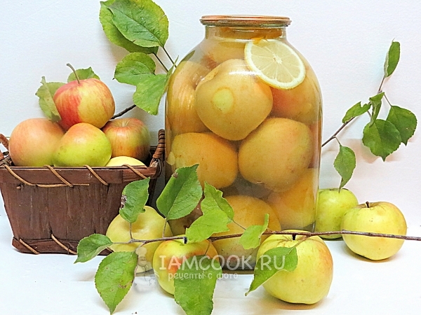 Foto de compota de manzanas frescas enteras para el invierno