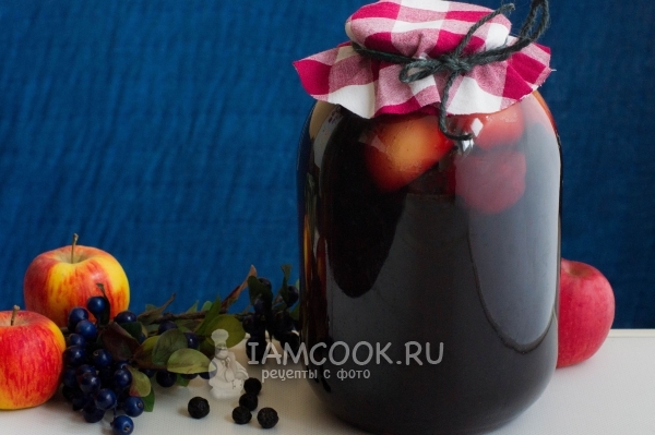 תמונה של קומפוט של פטל שחור עם תפוחים לחורף