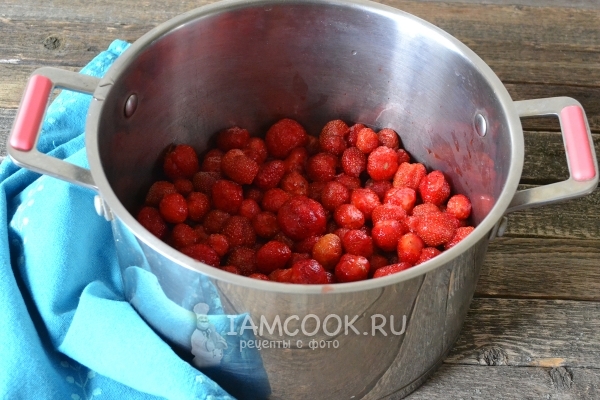 Βάλτε τις φράουλες σε μια κατσαρόλα