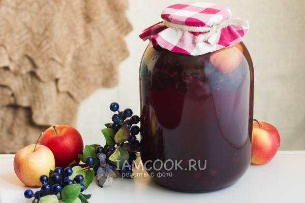 Снимка на компот от трън (плодове от черен дроб) и ябълки за зимата