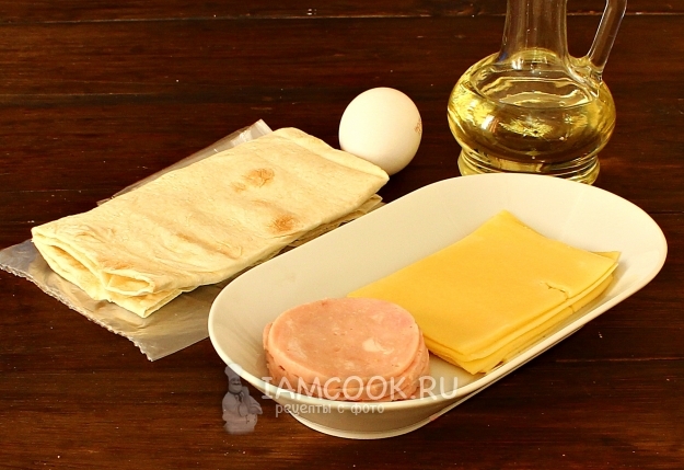 Složení pita chleba se sýrem a šunkou