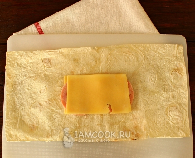 Sýr položíme na šunku