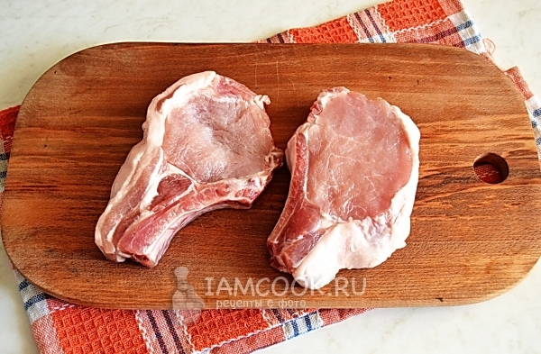 قطع قطعتين من اللحم مع العظام
