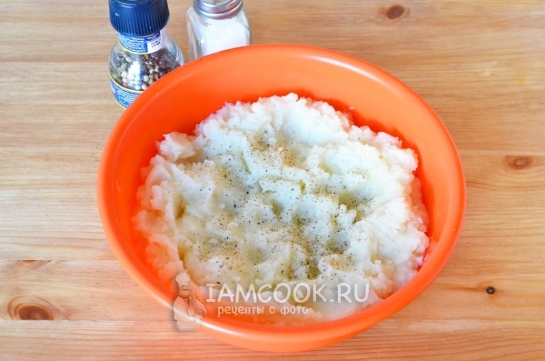 Mashová kapusta v bramborové kaši a nalijte sůl s pepřem