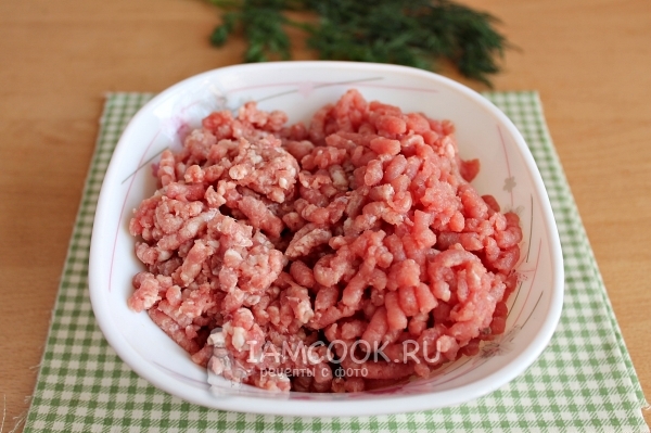 एक मांस चक्की में मांस मोड़ो