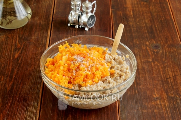 Combine the oats, carrots, salt and pepper