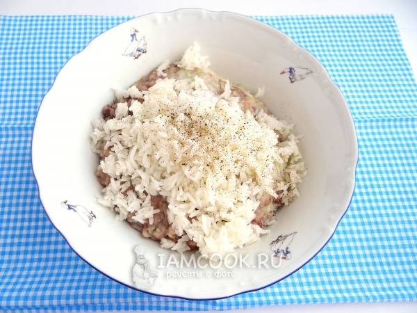 Agregue arroz, sal y pimienta