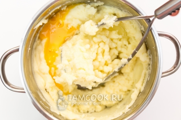 Vložte mléko a vejce na brambory