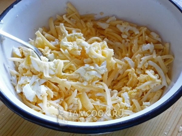 Käse mit Eiern und Butter vermischen