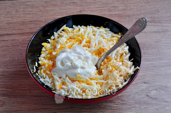 Combine eggs, mayonnaise, cheese and garlic