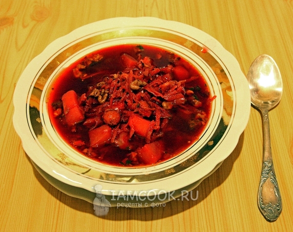 准备与樱桃红色罗宋汤