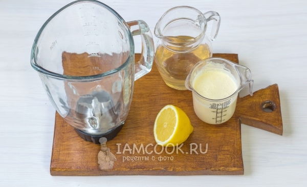 Комбинирайте сироп, сметана и лимонов сок