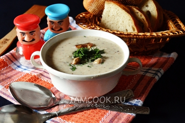 奶油汤配白蘑菇的照片