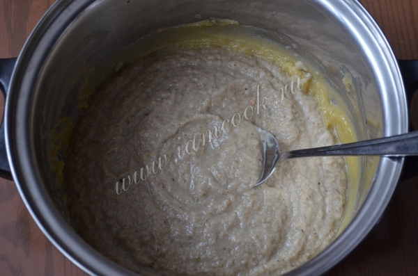 Madlavning suppe i en kasserolle