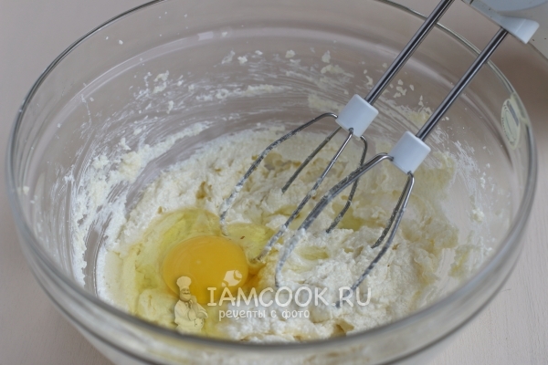 Olesi mentega dengan telur dan garam