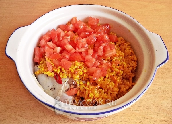 Tegye rizst zöldségekkel és paradicsommal