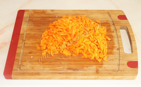 गाजर cubes में काटा