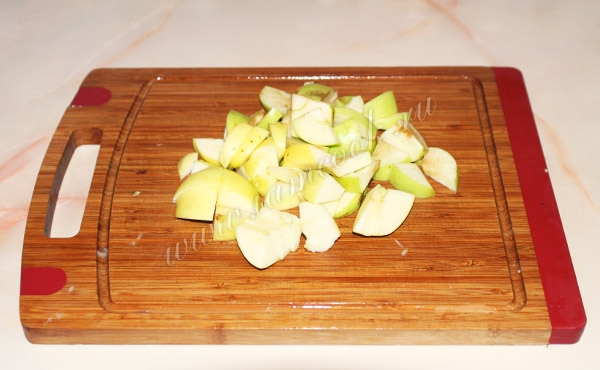 Leikkaa omenat kuutioiksi
