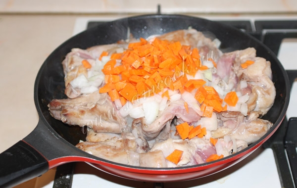पैन में मांस में प्याज और गाजर जोड़ें
