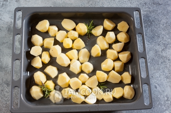 שים על תבנית אפיה תפוחי אדמה ורוזמרין