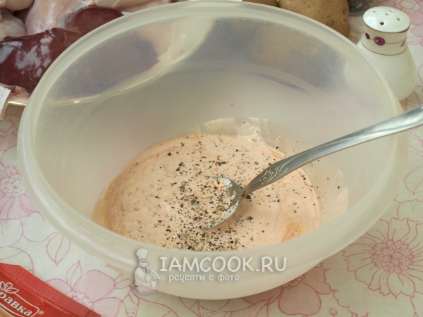 Mix sour cream with ajika, salt and pepper